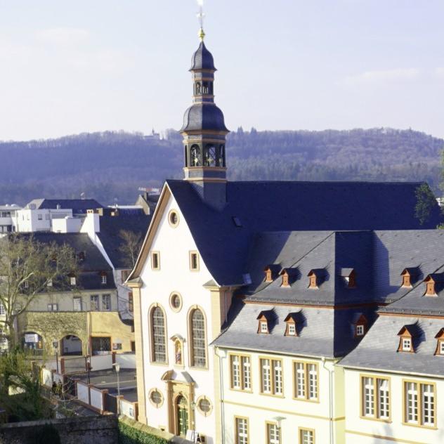 Blick auf Welschnonnen mit Kloster und Fetzenreich (li)