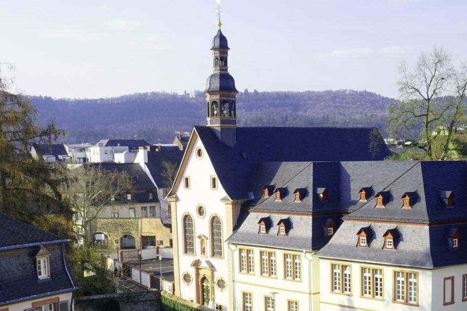 Blick auf Welschnonnen mit Kloster und Fetzenreich (li)