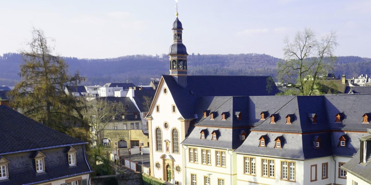 Blick auf Welschnonnen mit Kloster und Fetzenreich (li)