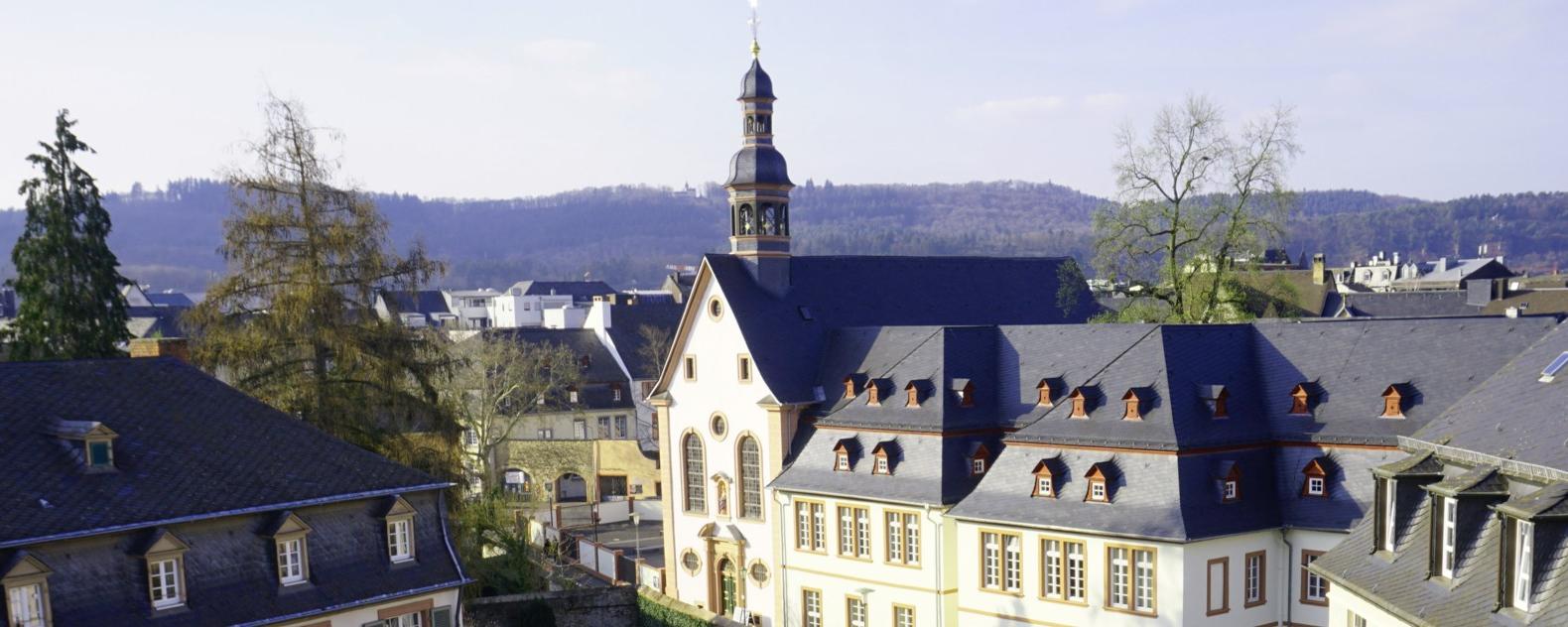 Blick auf Welschnonnen mit Kloster und Fetzenreich (li)